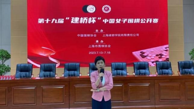 杨幂惊艳长裙挽呆萌鹿晗 人妻高圆圆露纤腰迷人 2015-01-16 1月15日，在北京某颁奖典礼上，杨幂身穿紫色长裙优雅现身，与“小鲜肉”鹿晗牵手亮相十足养眼。