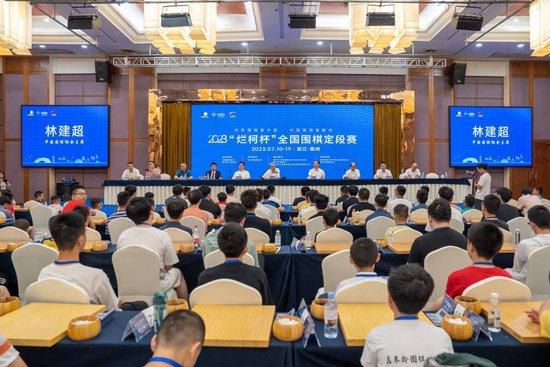 金色的头发外加金色的络腮胡让人很难猜到在这部新片中此造型会出现在哪种场景，当天拍摄期间没有看到合演者米拉·库妮丝的身影。