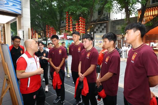 秦汉一改文艺片中风流倜傥的形象，深刻地诠释了钟理和角色中那份因病痛缠身而显露的落寞与无力感，以及即便在重重困境之下，依然能够重振旗鼓、不卑不亢的坚强意志。