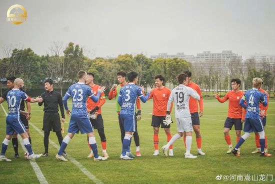 日前，影片再推一支全新“青春本色”制作特辑，同时还曝光了一组彭于晏、窦骁与王珞丹的吻 《我是女王》正片片段 宋慧乔、窦骁大尺度肉搏 2015-04-22 伊能静导演处女作《我是女王》已于4月15日开始全国公映，“身体先行，爱情觉醒”的口号引人热议，两性话题持续升级，收获热辣口碑。