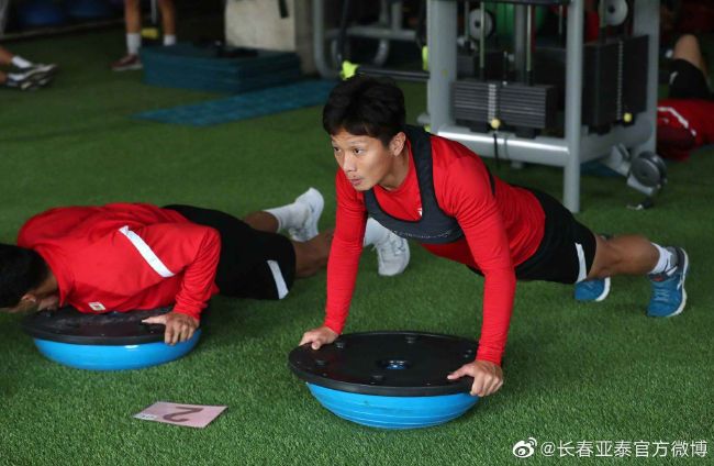 2026-01-23 当八九十年代的东北影像在大众记忆中定格，萧瑟的钢铁厂、苍凉的玉米地与凛冽的寒风似乎成为了不变的底色，那些聚焦社会转型期的作品，往往带着残酷与荒凉的基调。