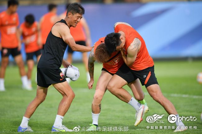 叶晓霖表面上是专业到无可挑剔的护工，每一个为老人擦身的动作都精准到位；