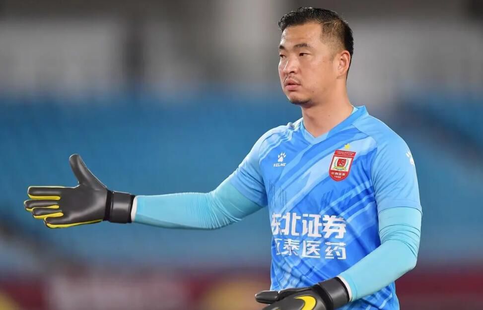 礼服长裙亮片设计成点睛之笔。