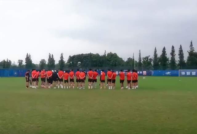 海报中，第二季主线人物全员出镜，他们面色凝重目光坚定，即将面对危机四伏的未来。