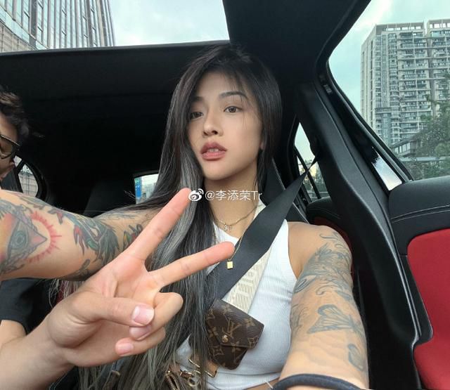 主创也正是考证到这一点，才让太乙说了一口标准的川普。