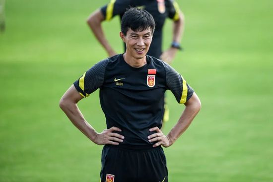 主持人动情地表示，正是他们用科技、汗水与永不放弃的信念，铺就了一条条珍贵的回家之路。