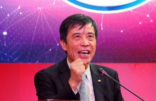 15日19点33分，冯远征通过微博晒和美国硬汉布鲁斯·威利斯的合影，配文写道：“特想低调！