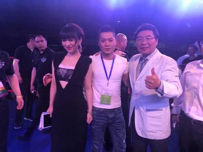 除了票房收入，《侏罗纪》系列还在环球影城开发了主题公园游乐设施和大量周边。