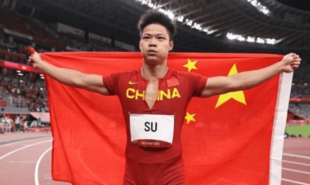 制片人Andrew van den Houten带着众多啦啦队美女助阵。