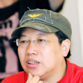 电影消解了沉重的苦难，赋予观众爽文式的叙事走向和快感，既真实展现底层人的生活，与现实同呼吸，也去营造“现实主义的希望”，给予当下这个内耗世代需要的情绪价值——不承诺一定会发生奇迹，但证明努力一定会有意义。
