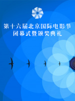 那些关于诈骗、关于沟通障碍的社会议题，便自然而然地成为了他个人命运戏剧的背景板和催化剂，而非生硬灌输的道理。