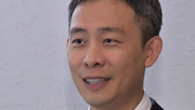 导演张艺谋休闲装亮相。