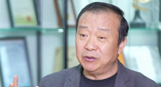《异人之下》曝新预告 四大阵营齐亮相 2024-06-28 6月28日，由乌尔善执导的电影《异人之下》发布“进入异能世界”版预告和海报，国风异能世界进一步揭开了面纱，带我们认识了神秘的“先天之炁”。