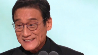 奥尔森身穿橙色休闲装，小腹微微隆起，疑有怀孕戏份。